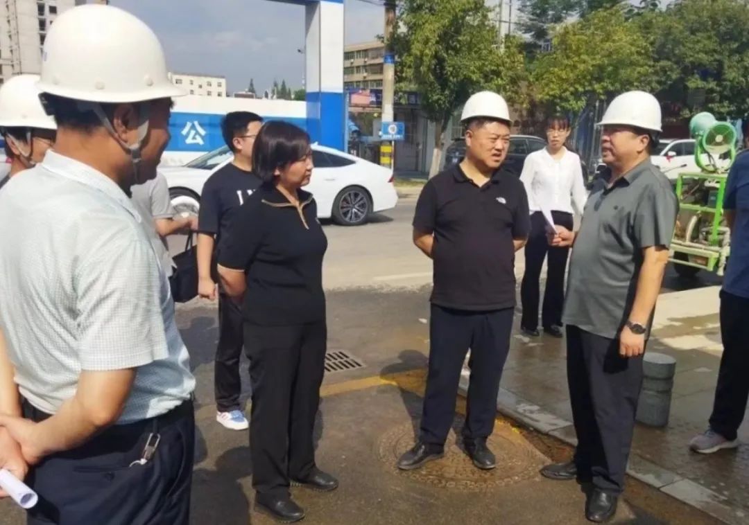 區委副書記柳鵬舉一行檢查指導虢鎮小學改擴建項目